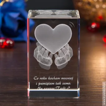 Statuetka szklana Serce na dłoniach 3D
